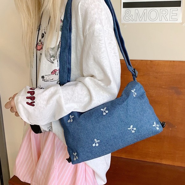 Niche fashion underarm bag for women, 2025 new style, high-end polka dot single-shoulder bag, denim crossbody commuter bag Application Scenario