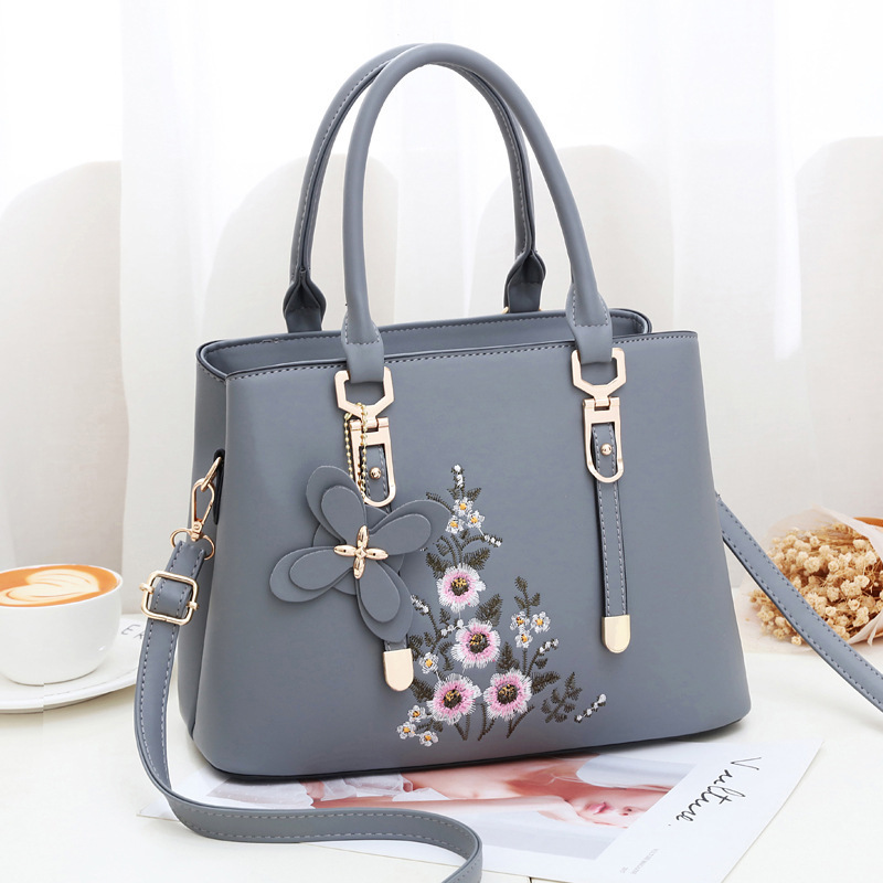 New cross-border embroidered handbags, women's bags, simple single-shoulder bags, bags for middle-aged and elderly mothers, crossbody large foreign trade bags Application Scenario
