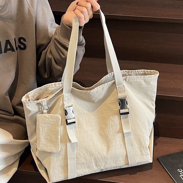 Spring 2025 new fashion handbag, solid color design, mother and child bag, large capacity, laid-back, trendy and cool single-shoulder bag Application Scenario