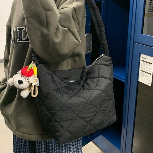 2024 New nylon large bag for women's autumn and winter, a high-end large-capacity crossbody bag for casual and versatile commuting, a cloud bag details Picture
