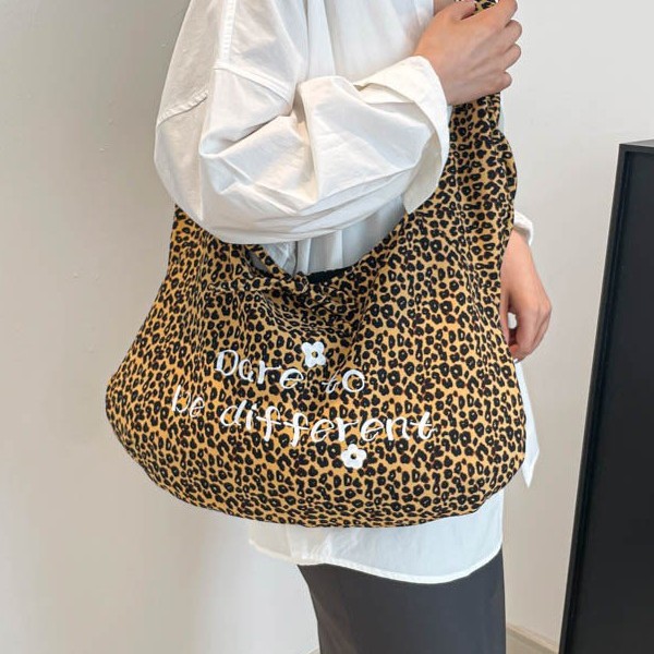 The new 2025 model of a niche designer's large-capacity casual commuting dumpling bag with pleated crossbody tote Application Scenario