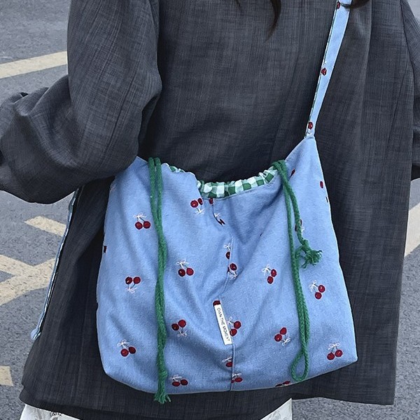 This spring and summer new denim casual embroidery, cute floral prints, simple Japanese style, versatile, adjustable, lightweight crossbody bag is perfect for women Specification drawing