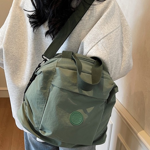 Ladies' single-shoulder crossbody bag 2024 Autumn new large-capacity hand-held women's bag, urban simple nylon fabric mom bag Application Scenario
