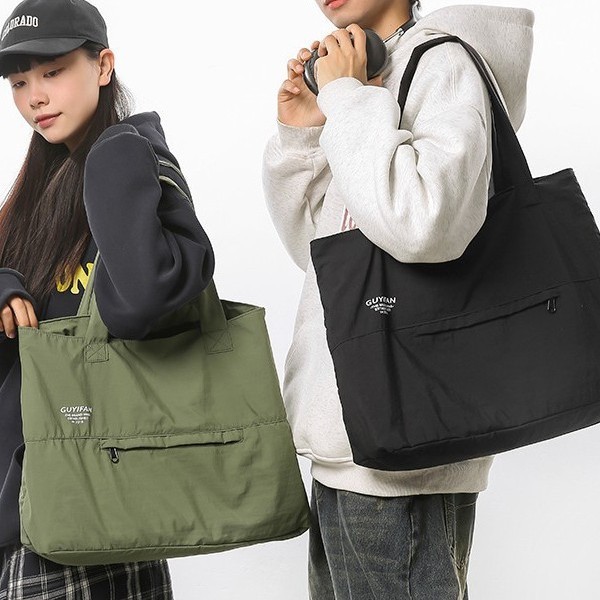 Simple single-shoulder tote bag, men's water-resistant lightweight hand-held large-capacity storage commuter bag, women's trendy nylon bag Application Scenario