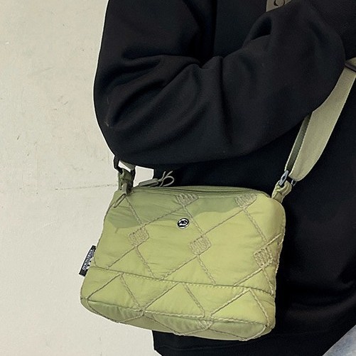 This winter bag is a light, casual and versatile large-capacity crossbody bag with space cotton embroidery and diamond-shaped patterns. It is also a fashionable large-capacity single-shoulder bag Application Scenario