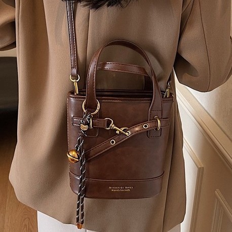 High-end retro small bag for women, 2024 new winter trend versatile crossbody bag, fashionable and super popular hand-held bucket bag Application Scenario