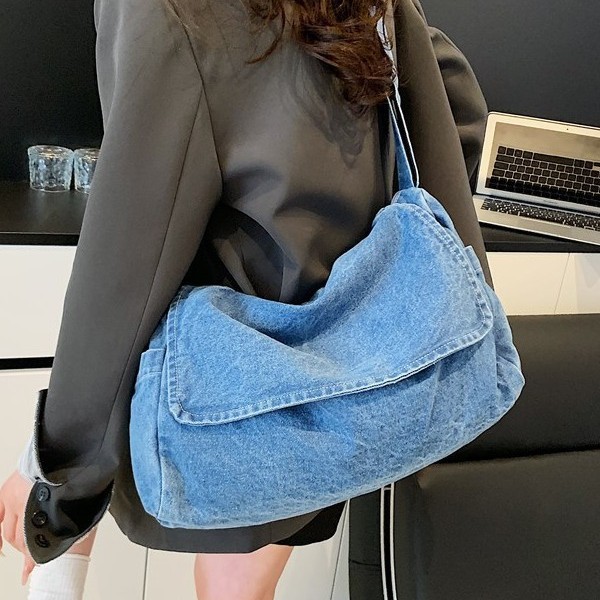 Japanese-style washed denim large-capacity crossbody bag for women, artistic class bag, canvas messenger bag, casual single-shoulder bag for men full figure