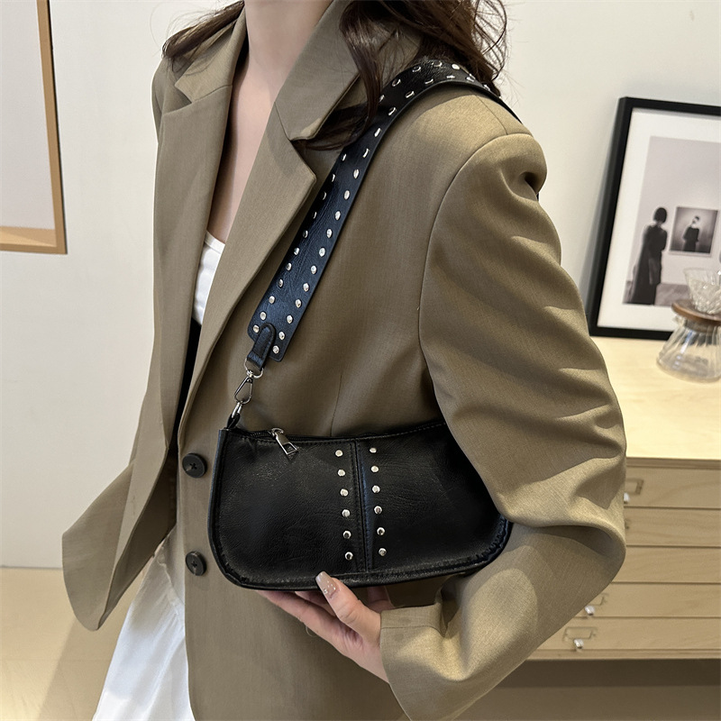 A casual lady's simple 2024 autumn retro fashion rivet simple broadband single-shoulder crossbody small square bag Specification drawing