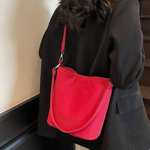 2025 New style personalized ins single-shoulder crossbody bag, simple and elegant bucket small square bag, trendy and stylish underarm bag full figure