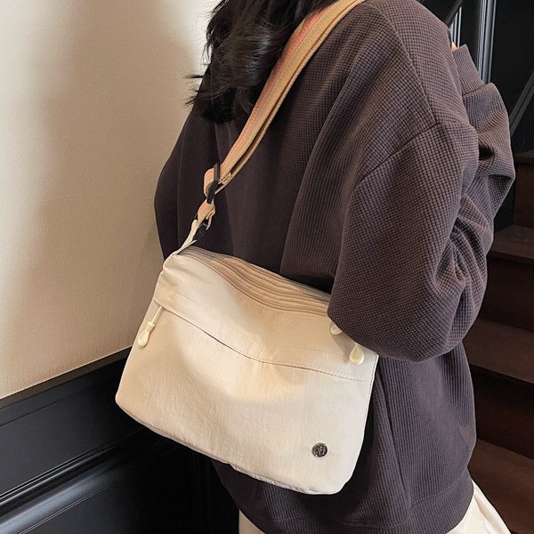 The 2025 new women's crossbody bag is a lightweight fabric small bag with a light and casual single-shoulder design. It is simple and versatile on one shoulder details Picture