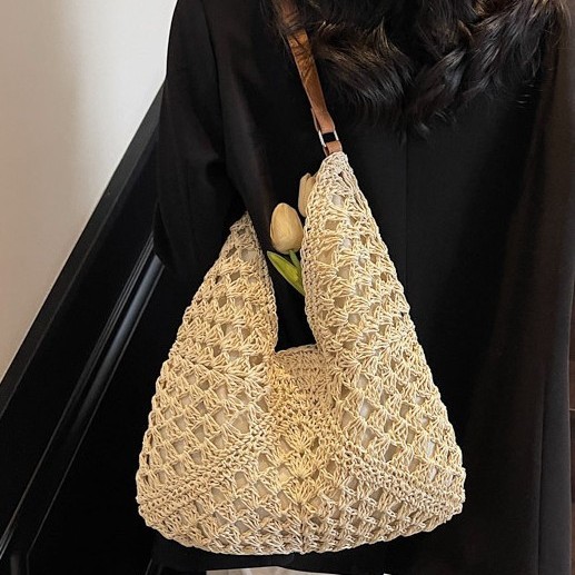 2025 Stylish triangular single-shoulder straw woven bag, new hollowed-out hand-woven bag, vacation beach bag, versatile women's bag, trendy Application Scenario