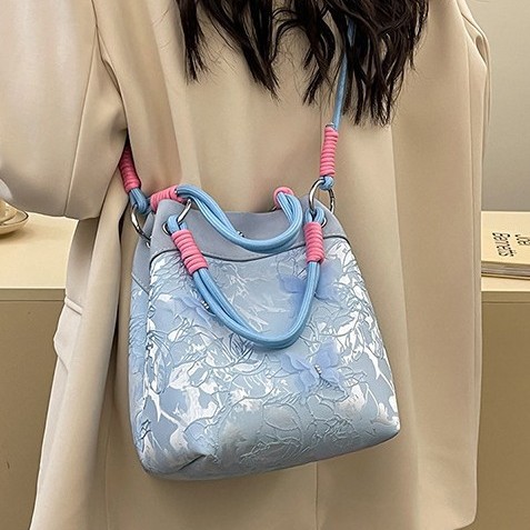 Cross-border new Chinese-style butterfly print bag for women, 2025 new chain crossbody bag, fashionable and niche bucket bag Application Scenario