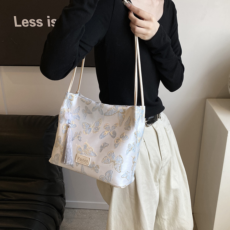 New Chinese-style bag for women 2025, a trendy Hanfu ancient-style single-shoulder underarm bag, a fashionable crossbody bucket bag Application Scenario