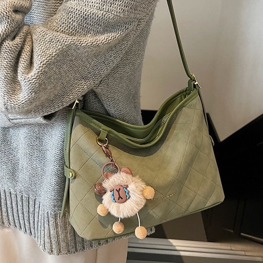 A simple and large-capacity women's 2024 new single-shoulder underarm bag, a fashionable diamond-shaped commuting style crossbody bucket bag Application Scenario