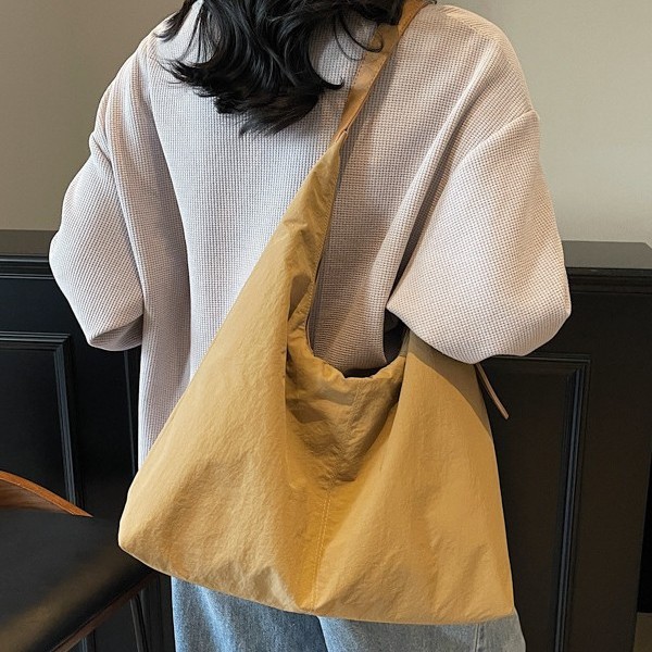 Korean large-capacity tote bag for women 2025 new style, fashionable and simple crossbody bag, lightweight and versatile commuting single-shoulder bag Application Scenario