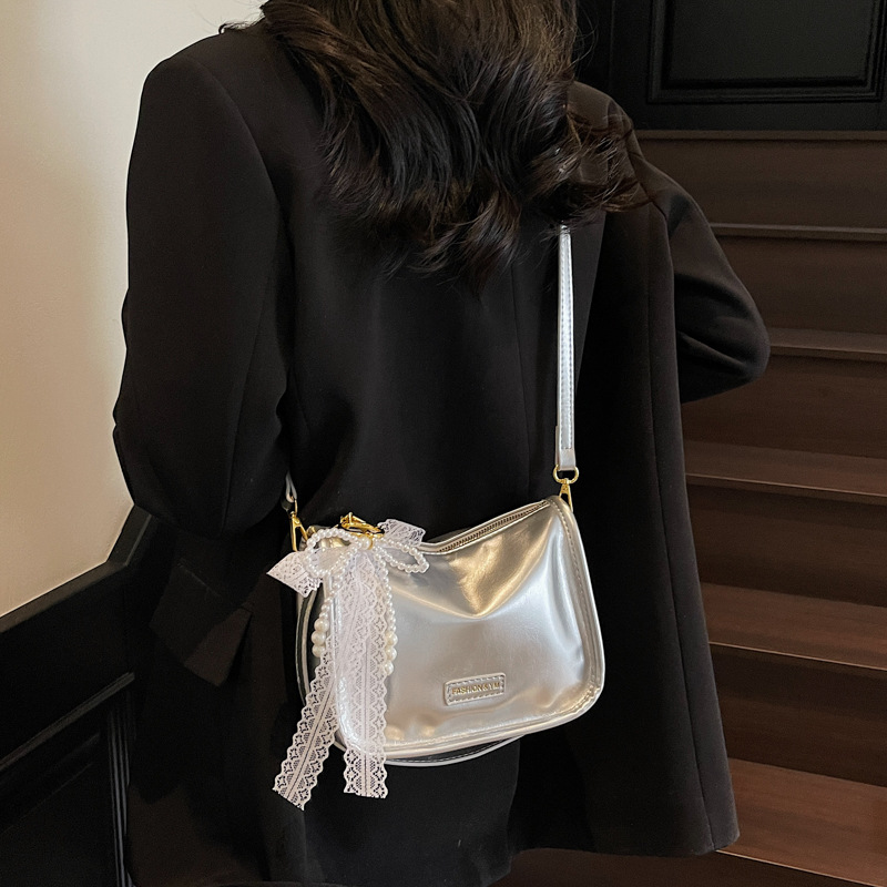 The 2025 new stylish lace bow hand-held pillow bag is a high-end, fashionable and versatile single-shoulder crossbody bag for women Specification drawing
