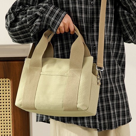 The new solid-color hand-held crossbody bento bag has a large capacity and a small square shape. It is fashionable and trendy. It is a simple and casual single-shoulder crossbody bag for women details Picture