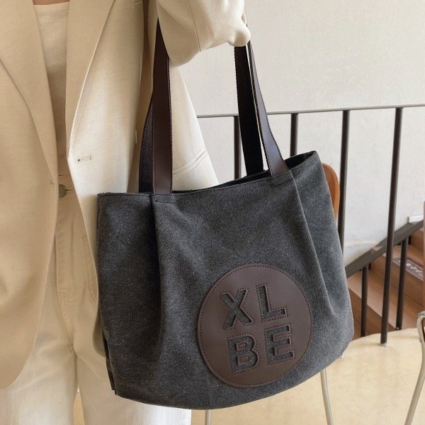 Retro large-capacity canvas bag for women, 2025 new style letter embossed casual pleated tote shoulder bag full figure
