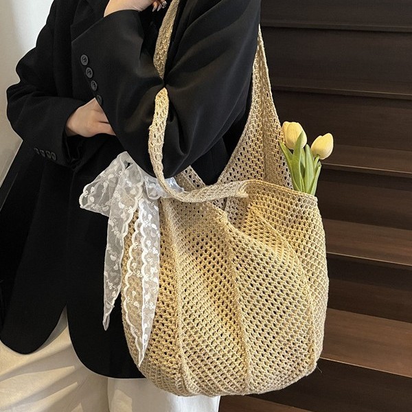 Large-capacity underarm bag for women, 2025 new spring/Summer fashion woven straw handbag, commuter single-shoulder bag Application Scenario