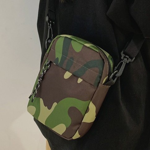 Outdoor military enthusiast tactical camouflage small bag, men's and women's functional single-shoulder backpack, military enthusiast single-shoulder bag, crossbody bag, trendy mobile phone bag Specification drawing