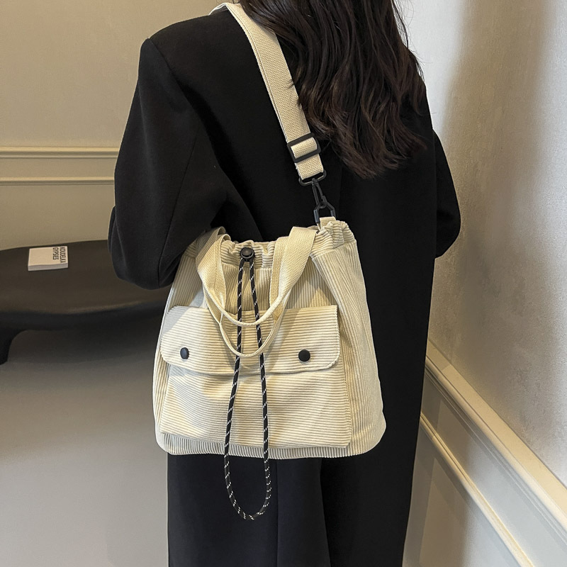 A new, stylish and versatile handbag for women in the winter of 2024, featuring a commuting and school style. It's a single-shoulder crossbody bag full figure