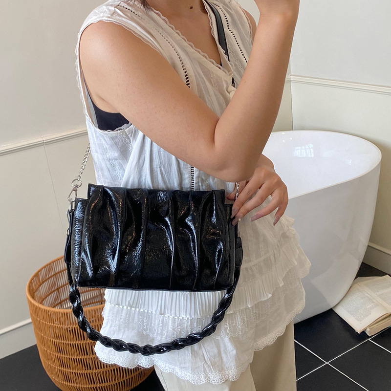 High-end pleated solid color stylish underarm bag for women 2025 new style versatile casual commuting fashion single-shoulder crossbody bag details Picture