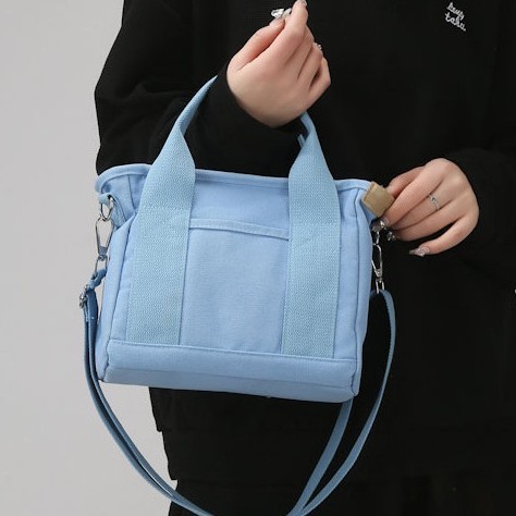 Solid-color canvas trendy and individualistic daily commuting small bag, eye-catching simple women's bag, single-shoulder bag, crossbody handbag Application Scenario