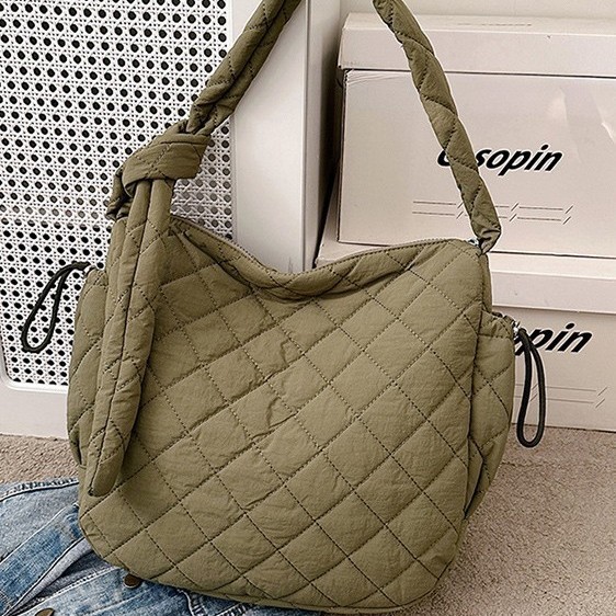 Simple and trendy large-capacity tote bag, autumn and winter women's bag, fashionable single-shoulder bag, diamond-patterned cotton jacket bag, fashionable crossbody bag Application Scenario