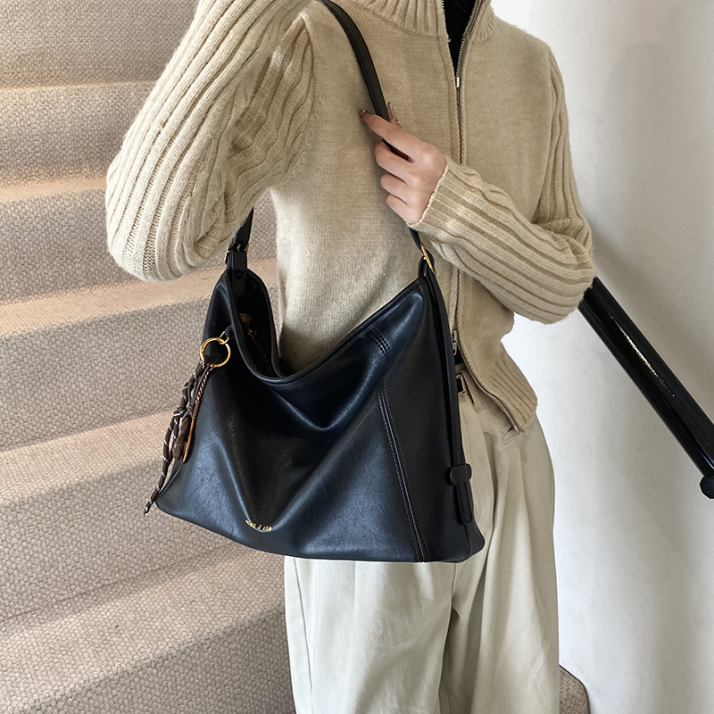 The 2024 new retro and versatile tote bag with a Korean-style, high-end and simple women's bag details Picture