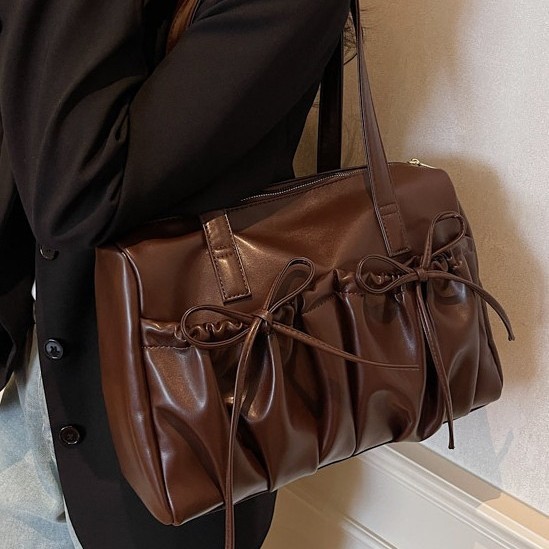 Korean version 2024 new autumn and winter underarm bag with pleated bow, fashionable and versatile shoulder bag with large capacity Application Scenario