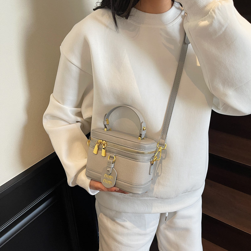 Retro trend versatile hand-held box bag 2025 New style trendy and fashionable casual shoulder bag, high-end crossbody bag Application Scenario
