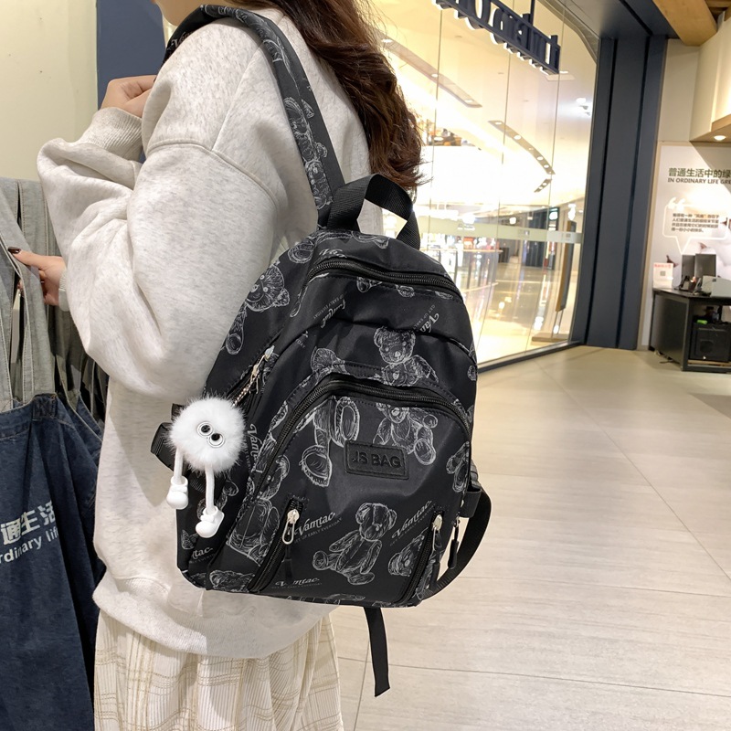 New Japanese-style casual backpacks are light, cute and small schoolbags for girls, junior high school students, senior high school students and college students full figure