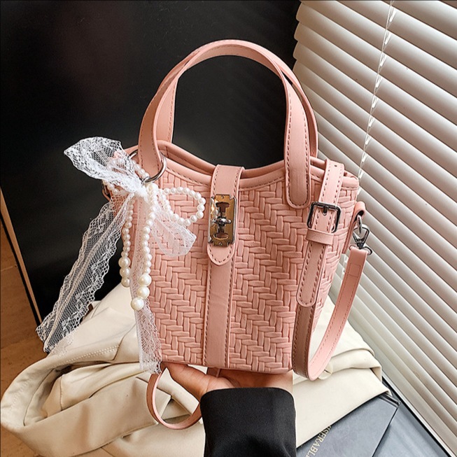 New Summer 2025 fashionable and versatile handbags, casual and niche bucket bags, versatile crossbody bags, and high-end single-shoulder bags full figure