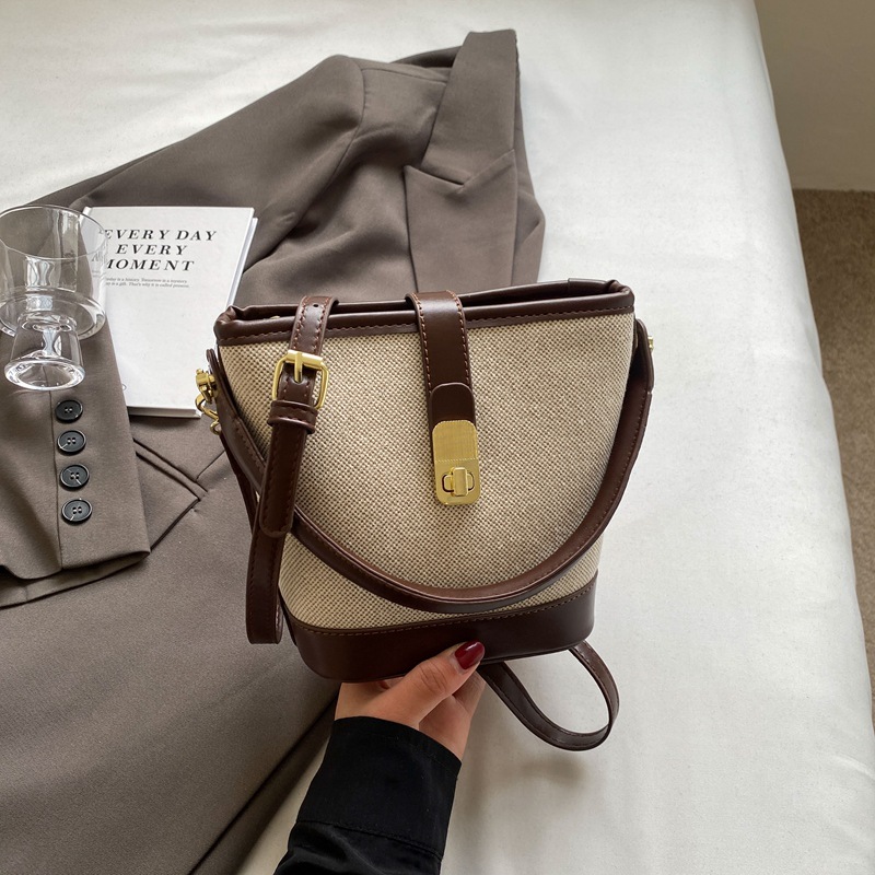 This is a high-end Korean-style handbag with a versatile texture. It's a popular handbag for women this year, a new 2024 single-shoulder crossbody bag Specification drawing