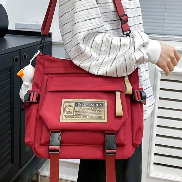 2024 New retro versatile casual crossbody bag, trendy Japanese-style workwear messenger bag, large-capacity student class bag full figure
