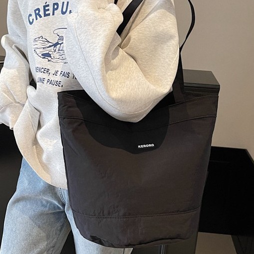 Lazy style large-capacity canvas bag for women, new 2025 Korean fashion handbag, versatile commuting bucket tote bag Application Scenario