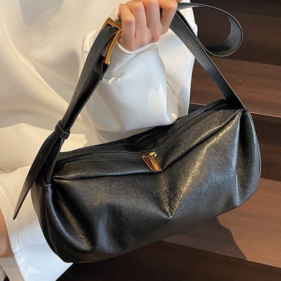 Fashionable and simple underarm bag for women, 2025 new spring commuting single-shoulder soft leather crossbody bag Application Scenario