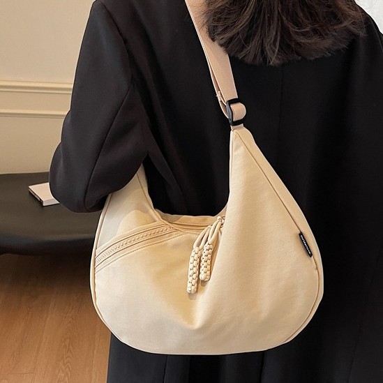The new large-capacity tote bag is lightweight and versatile. The solid-color crescent-shaped bag, the fashionable college-style dumpling bag, and the portable student bag Application Scenario