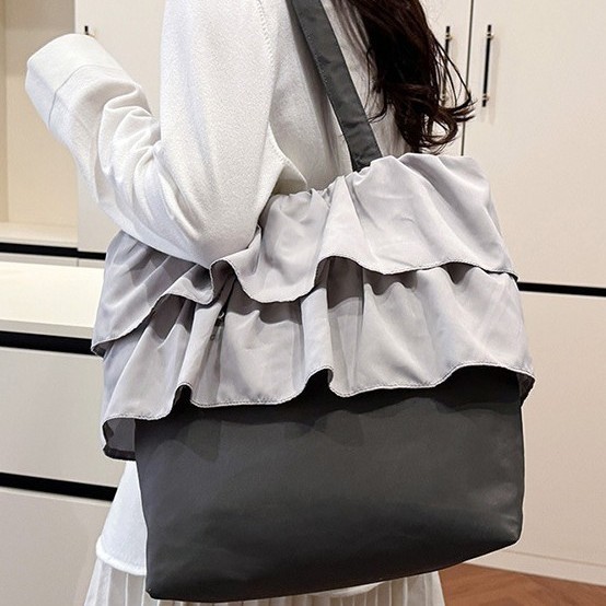This is a new Instagram bag with a girlish style that can be both sweet and salty. It is a cute, large-capacity single-shoulder bag with ruffles on both sides details Picture