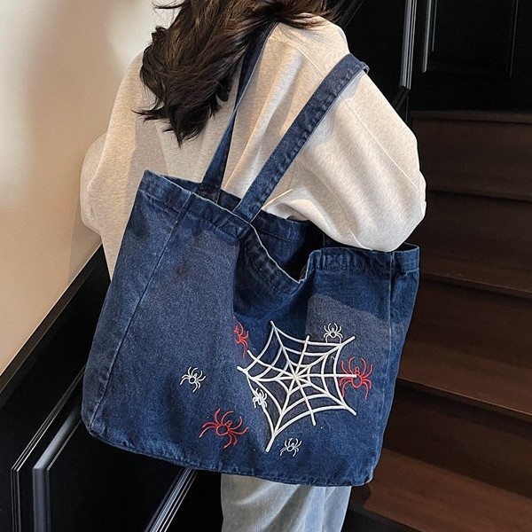 New embroidered denim bag, large capacity, fashionable and versatile canvas, casual commuting and travel denim handbag details Picture