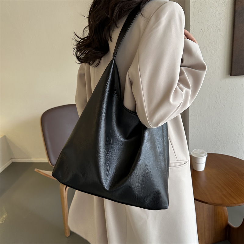 A large-capacity, fashionable and high-quality soft leather commuter bag for women's 2023 autumn and winter, a versatile single-shoulder underarm tote bag details Picture