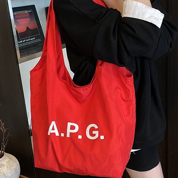 A laid-back Korean-style niche letter girl's early summer single-shoulder bag in cream color, a large-capacity cloth bag for work, and a student bag Application Scenario