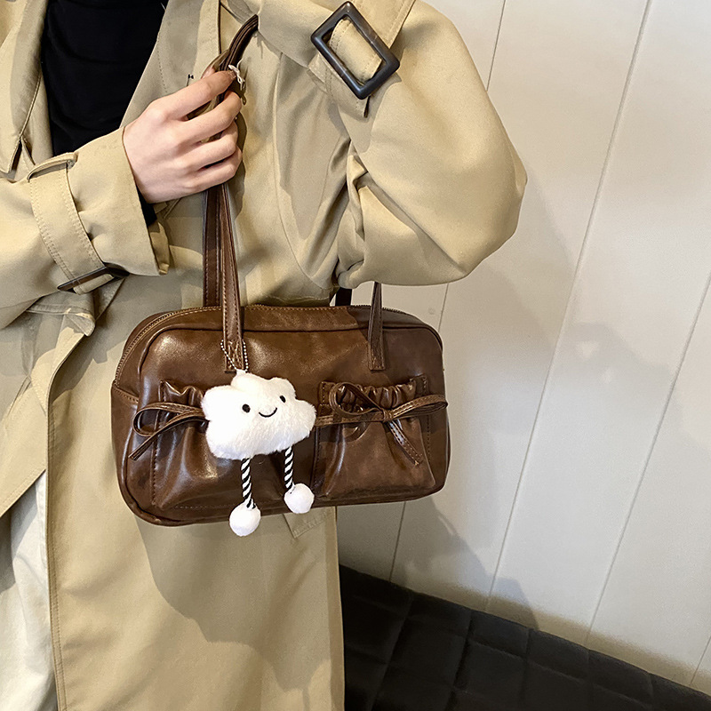 A stylish and large-capacity commuter bag for women, a new 2024 trendy single-shoulder bag for college students' classes, and a high-end textured tote bag details Picture