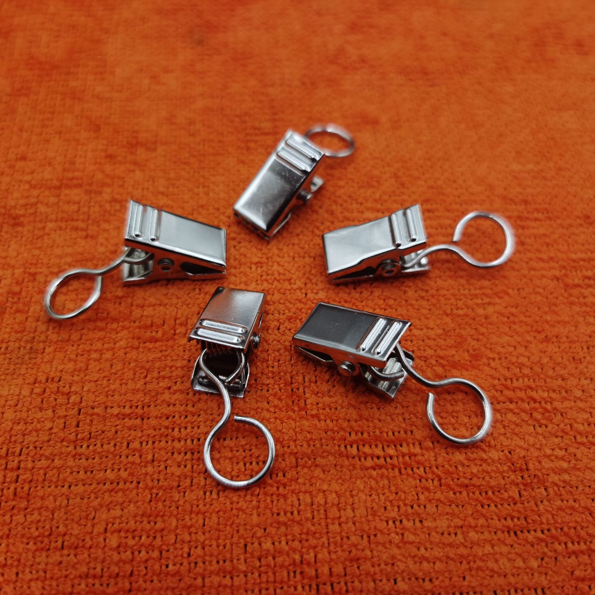 Open and closed metal clips with rings, curtain clips, curtain clips with sawtooth rings, silver hook clips full figure