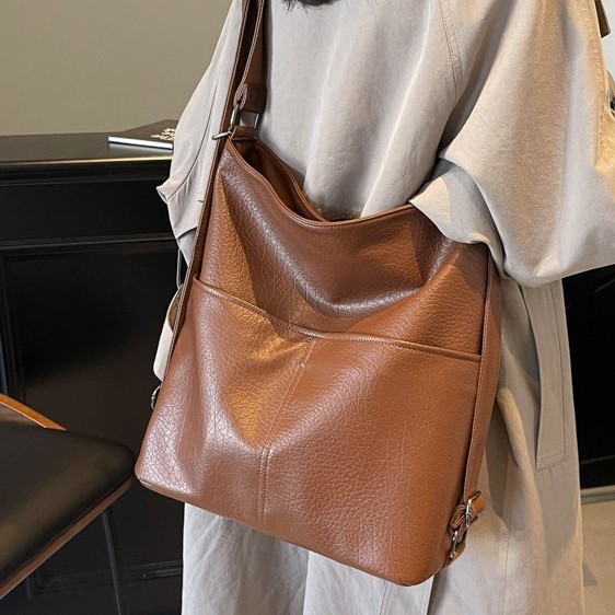 This autumn and winter bestseller features a fashionable and high-end multi-shoulder Fattote bag, a large-capacity women's versatile backpack for commuting and travel Application Scenario