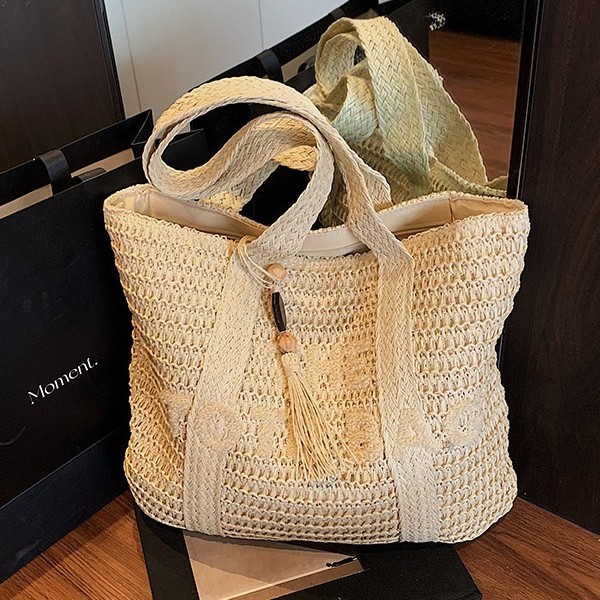 Forest-style straw woven bag for women 2025 New trendy, fashionable and retro tote bag with large capacity and vacation style woven bag full figure