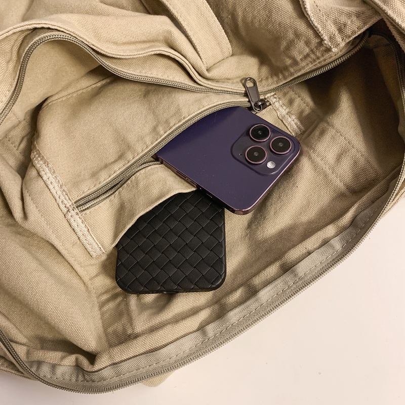 Japanese single-shoulder bags for men and women, 2024 new style, with unique fringed canvas bags, hand-held crossbody bags, and ins student messenger bags Application Scenario
