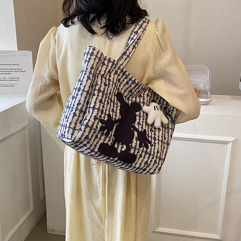 Korean cute cartoon girl underarm bag 2024 autumn/winter new high appearance level single-shoulder bag versatile commuting tote bag details Picture