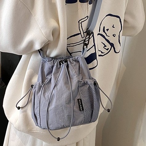 New versatile retro single-shoulder bag, lightweight design, large-capacity bucket bag, niche fashion drawstring writing crossbody bag Specification drawing