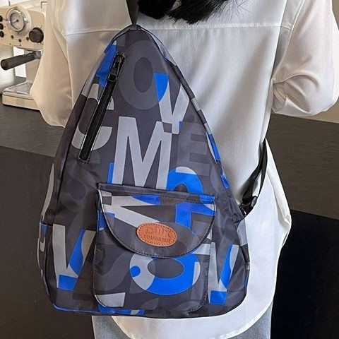 A new large-capacity Japanese versatile single-shoulder bag with contrasting colors, a couple's letter style, a fashionable 2025 chest bag for both men and women, and a crossbody bag Specification drawing